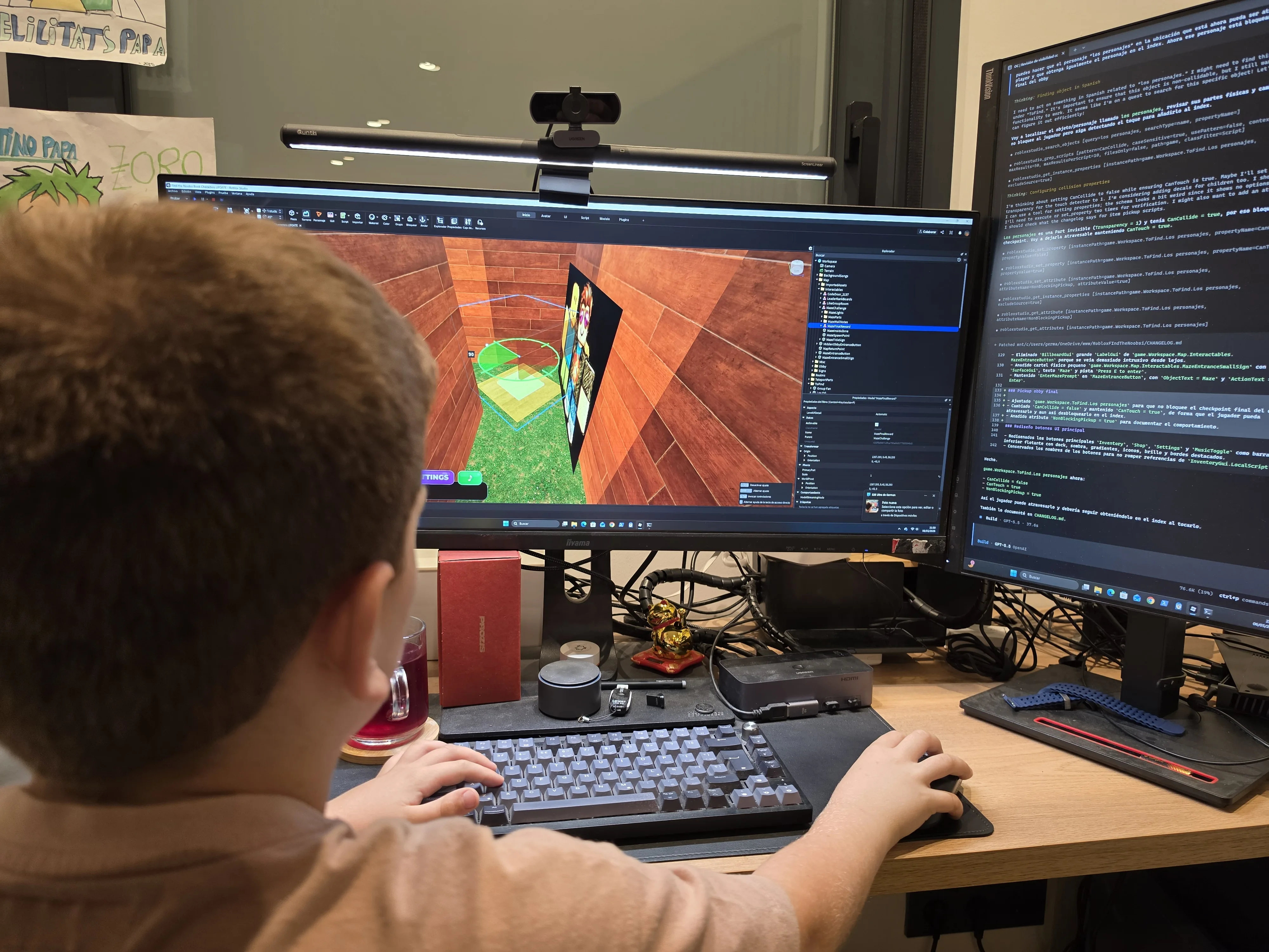 Roc programando de espaldas en su ordenador, trabajando en la actualización de Find the Noobsi Characters en Roblox Studio